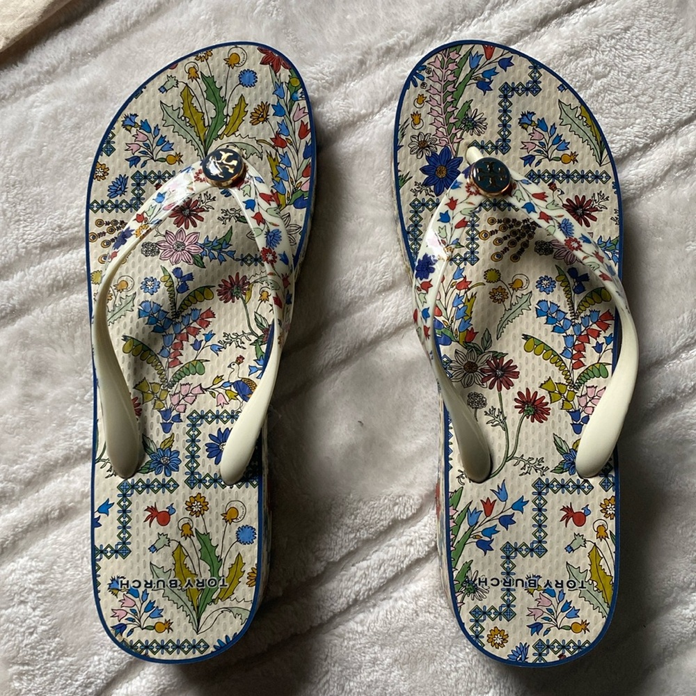 TORY BURCH Women’s Floral Wedge flip flops. Comes with carry bag.